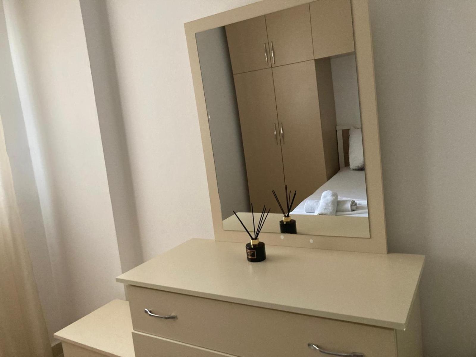 Hergi Apartament Vlore Luaran gambar